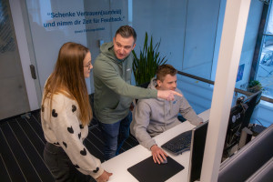 KMH Mitarbeiter konzipieren Roadmap für transparente Daten in der Energiebranche