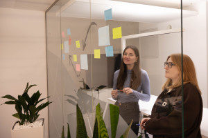 KMH Mitarbeiter im Austausch zu einem Kundenprojekt eines Stadtwerks