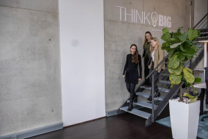 KMH Mitarbeiter bei der Umsatzplanung für ein Kundenprojekt der Energiebranche