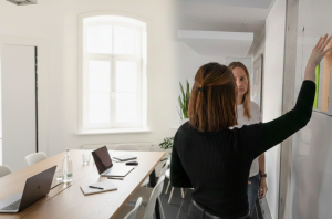 KMH Mitarbeiter bei der Umsatzplanung für ein Kundenprojekt der Energiebranche