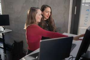 KMH Mitarbeiter bei der Auswertung der Pilotphase mit Energieversorgern